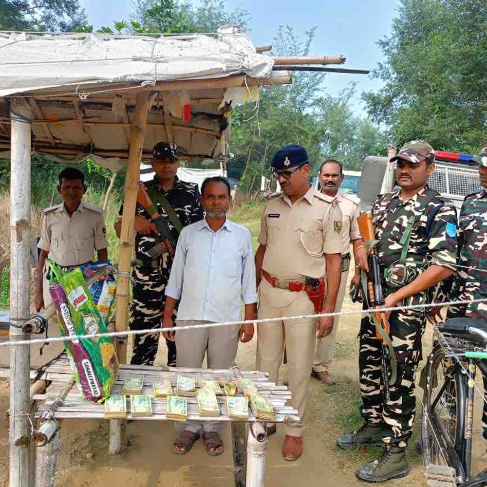 पुलिस ने नेपाली मुद्रा के साथ 2 को किया अरेस्ट:मोतिहारी में चुनाव से पहले अवैध पैसे के उपयोग की आशंका पर कार्रवाई