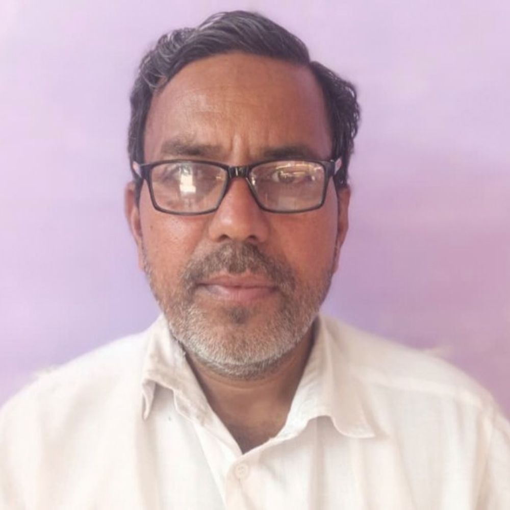 पुलिस-पर दबिश के दौरान-पिता को छत से फेंकने का आरोप:घायल ने मरने से पहले कहा- पुलिसवालों ने धक्का दिया मेरी कमर टूट गई