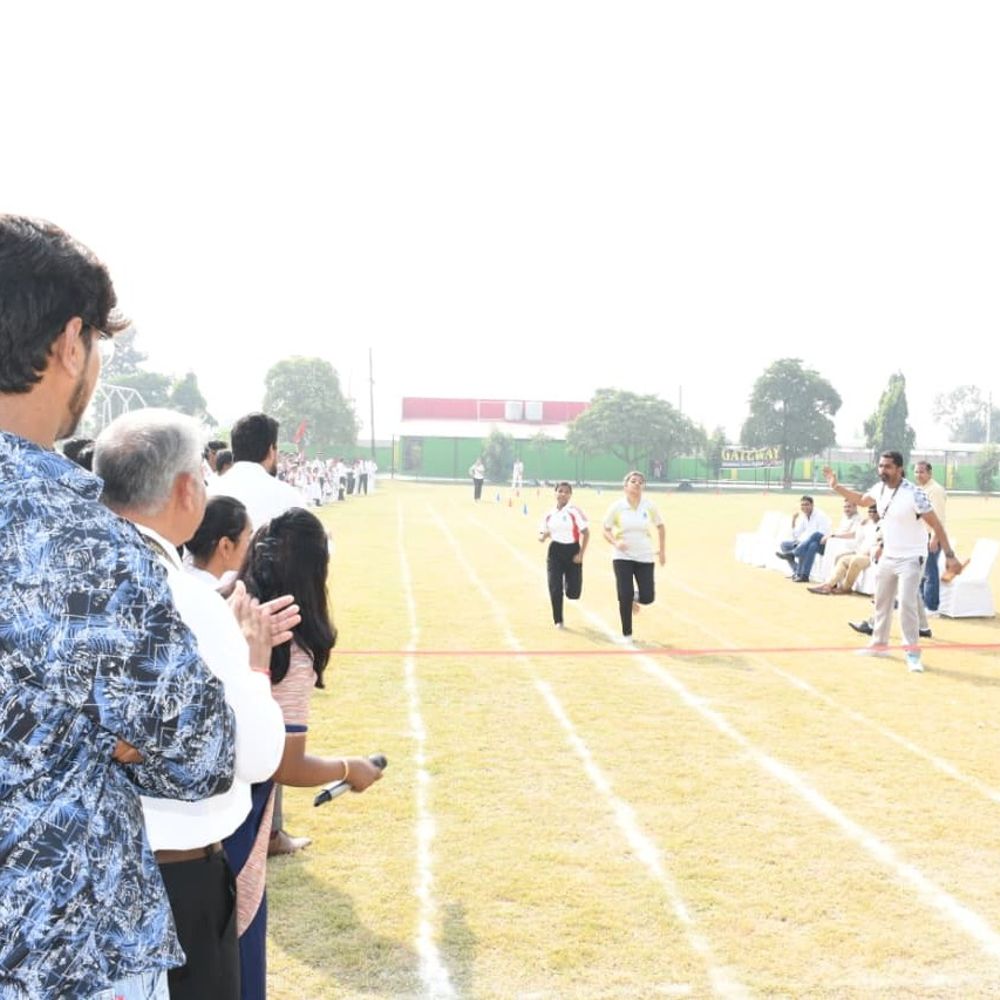 बागपत के स्कूल में खेल भावना का उत्सव:एसपी ने की हौसला अफजाई, कहा-खेल से बनती है अनुशासन की आदत