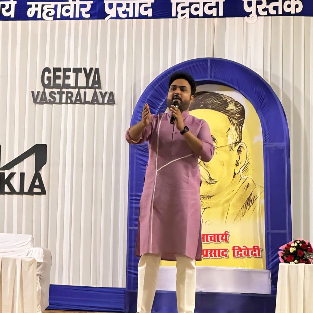 दीपक सैनी के मिमिक्री शो पर गूंजे ठहाके:आचार्य महावीर प्रसाद द्विवेदी पुस्तक मेले में कलाकार सम्मानित