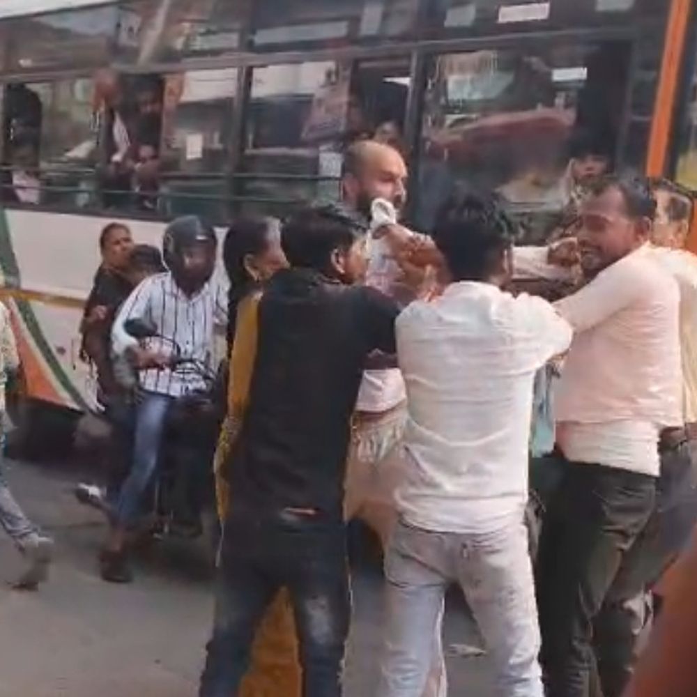 औरैया के नहर बाजार में कार-ई-रिक्शा की टक्कर:दोनों पक्षों में मारपीट, घंटो लगा रहा जाम; पुलिस ने हिरासत में लिया