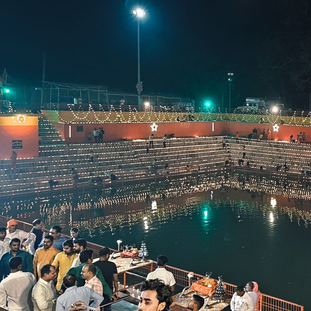 बेलवाई शिव धाम पर डेढ़ लाख दीप जगमगाए:विजेथुआ महावीरन धाम और सीताकुंड पर उमड़ा आस्था का जनसैलाब