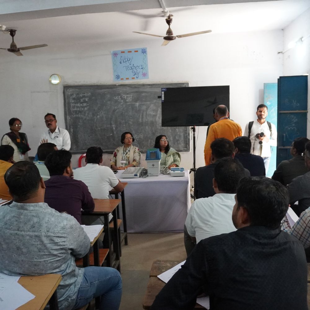 नवादा में माइक्रो ऑब्जर्वर का प्रशिक्षण:सामान्य प्रेक्षकों ने चुनाव की जानकारी दी, EVM-VVPAT के बारे में बताया