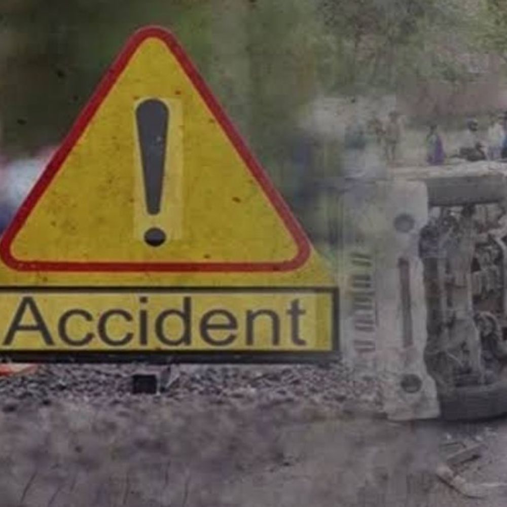 तेज रफ्तार कार की टक्कर से बाइक सवार गंभीर:लखनऊ में चालक फरार, पुलिस जांच में जुटी