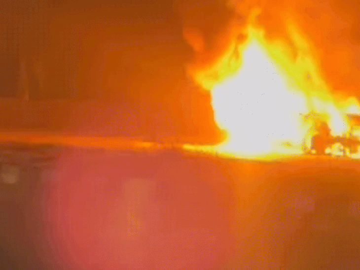 झांसी-खजुराहो NH पर चलती कार में लगी आग:ड्राइवर सुरक्षित, कार जलकर खाक; फायर ब्रिगेड ने आधे घंटे में काबू पाया