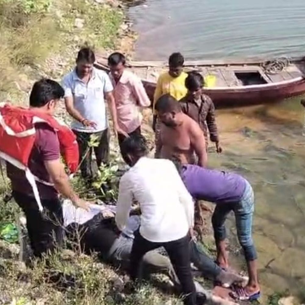 ललितपुर: लापता बीफार्मा छात्र का शव बांध में मिला:रात 3 बजे घर से निकला था, स्कूटी-चप्पल बांध पर मिलीं, आत्महत्या की आशंका