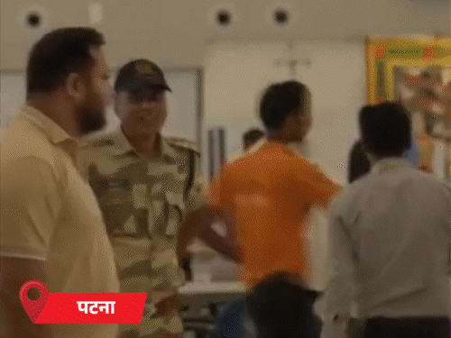 पूर्णिया में JDU नेता के भाई-भाभी, भतीजी की संदिग्ध मौत:पटना एयरपोर्ट पर तेजप्रताप-तेजस्वी आमने-सामने हुए, बात नहीं की