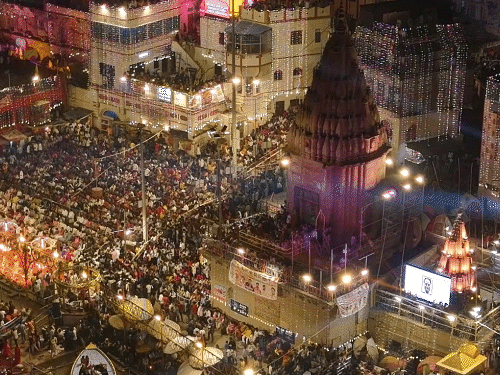 देव दिवाली पर स्वर्ग जैसी दमकती काशी का ड्रोन VIDEO:नदी में सितारों की तरह टिमटिमाए तैरते दीये; आसमान सतरंगी हो उठा