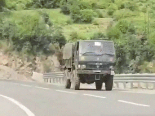 जम्मू-कश्मीर के किश्तवाड़ में मुठभेड़, एक जवान घायल:दो से तीन आतंकी छिपे; सेना के साथ पुलिस-CRPF का जॉइंट ऑपरेशन जारी