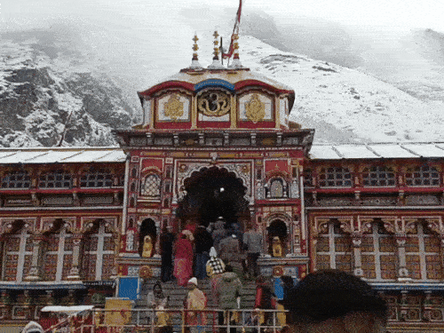 बद्रीनाथ धाम में बर्फबारी, तापमान शून्य:भक्तों की भीड़, 15.90 लाख लोगों ने किए दर्शन; 25 नवंबर को बंद होंगे कपाट