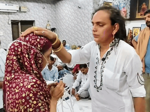 पंजाब के मोगा के बाबा का VIDEO वायरल:महिला की ऑक्सीजन नली हटाने को कहा, टोटके से कुछ न हुआ तो बोला– आज रास्ता नहीं दिखा