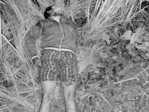 शौच के लिए निकली युवती की गला रेतकर हत्या:जौनपुर में खेत में पड़ा मिला शव, प्रेम प्रसंग में पड़ोसी युवक पर हत्या का आरोप