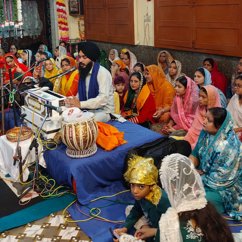 हाथरस में गुरु नानक देव जी का अवतार दिवस:गुरुद्वारे में शबद कीर्तन और लंगर का आयोजन, उत्सव जैसा माहौल