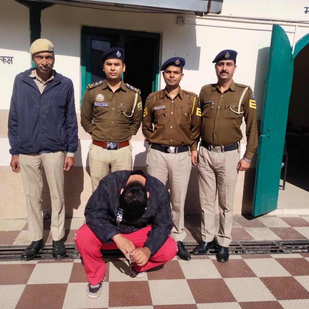 धर्मशाला में 575 ग्राम चरस के साथ काबू:  22 वर्षीय आरोपी दोस्त के क्वार्टर में छिपा था, , 27 हजार रुपए कैश भी बरामद – Dharamshala News