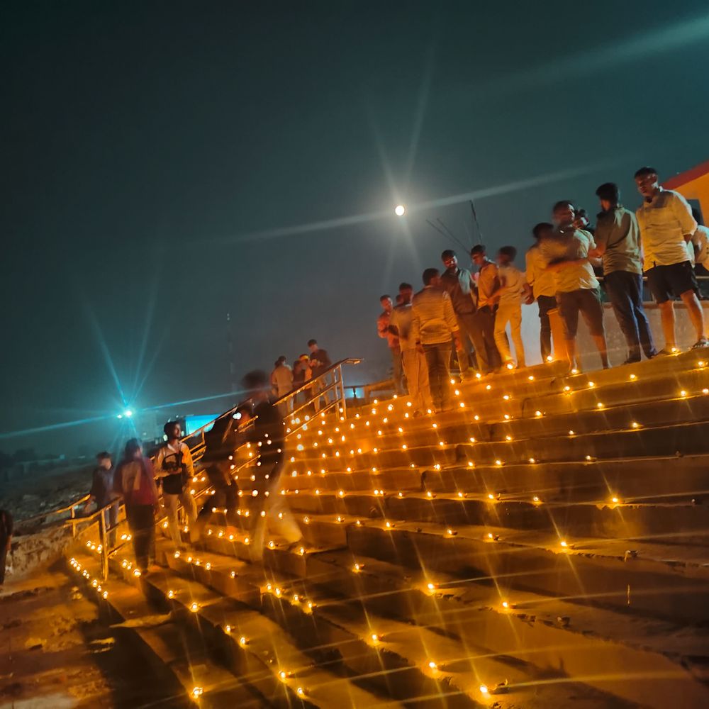 बक्सर में 10 हजार दीपों से जगमगाया महादेवा घाट:देव दीपावली पर हुआ भव्य आयोजन, दीपदान कर मांगी सुख- समृद्धि