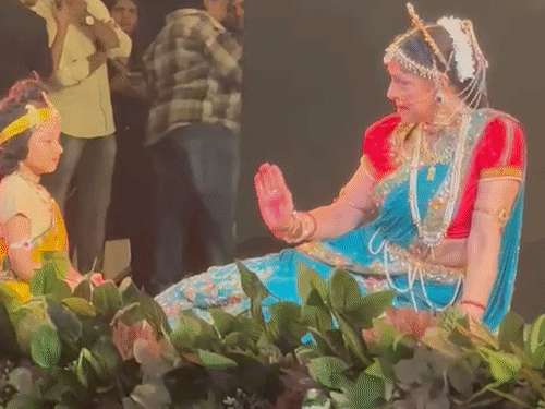 77 साल की हेमा मालिनी ने डेढ़ घंटे अभिनय किया...VIDEO:मथुरा में ब्रज रज उत्सव में यशोदा बनीं, माखन चुराने पर कान्हा को डांट लगाई
