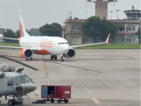 इंदौर में टेकऑफ से पहले रोकी एअर इंडिया की फ्लाइट:5 घंटे विमान में ही बैठे रहे 163 यात्री; पायलट को मिला था फायर अलार्म