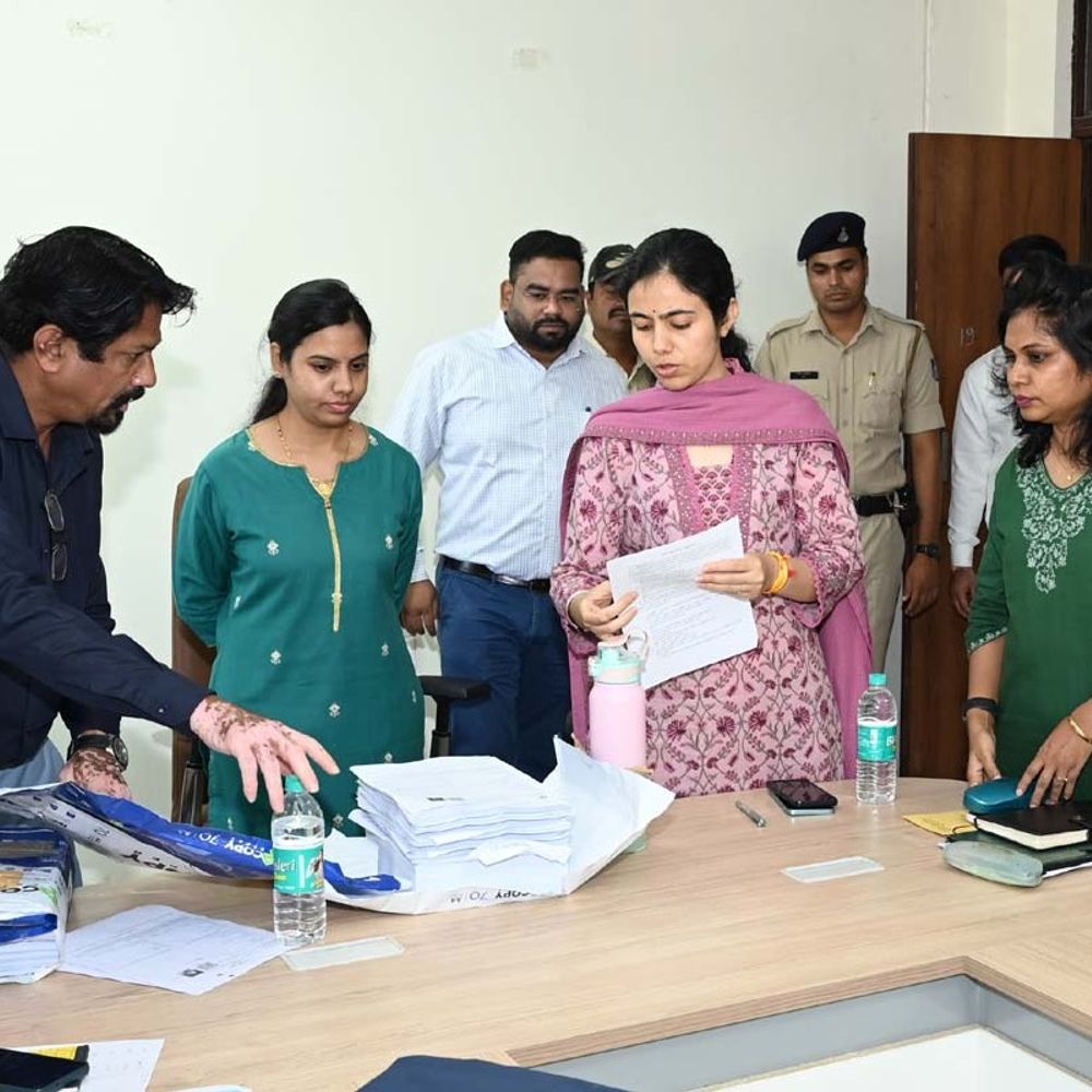 SIR के पहले ही दिन लापरवाही, BLO निलंबित:बहुत कम घर पहुंचे; कलेक्टर ने अपने सामने कराया एसआईआर का काम