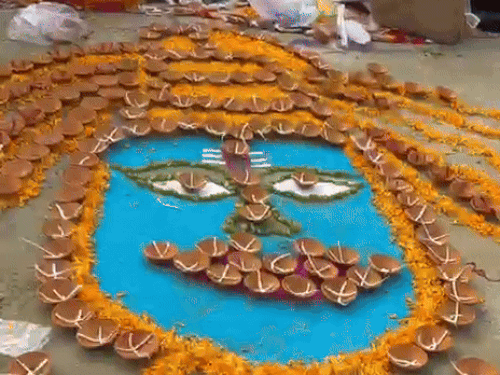 वाराणसी में देव दीपावली का अद्भुत नज़ारा, VIDEO:घाटों पर उमड़ी आस्था की लहर, लाखों की भीड़ पहुंची घाट पर