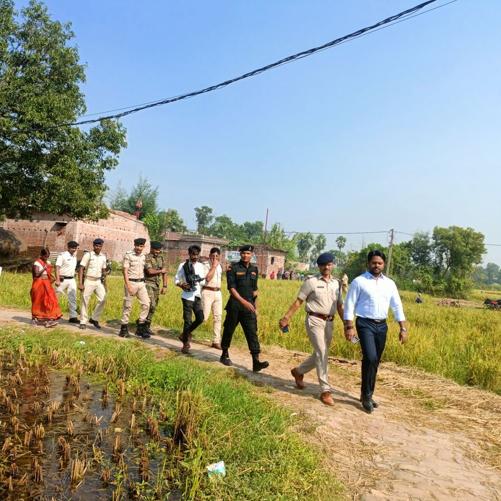 शेखपुरा डीएम-एसपी ने किया मतदान केंद्रों का निरीक्षण:सुरक्षा जवानों से संवाद किया, नियमों के उल्लंघन पर कार्रवाई के निर्देश दिए