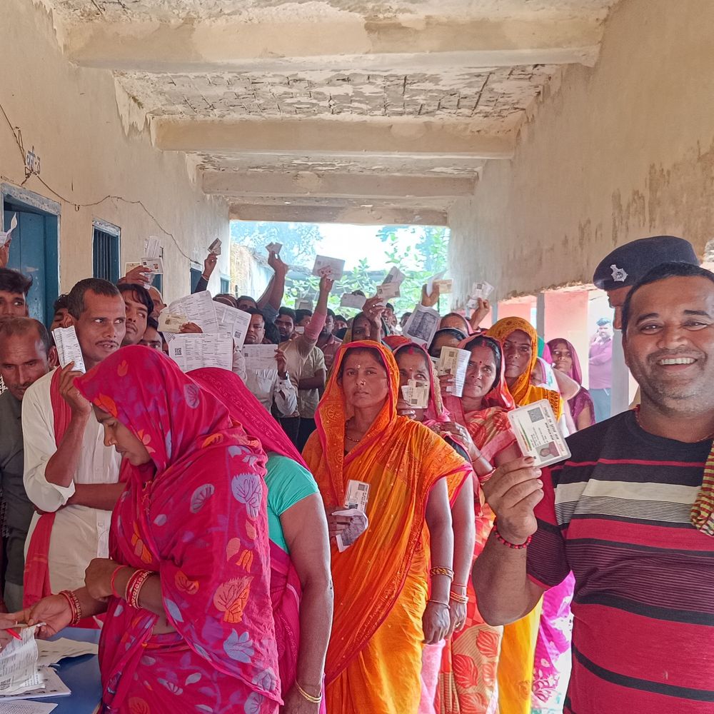 सिमरी बख्तियारपुर में मतदान जारी:अलग-अलग बूथों पर मतदाता सुबह से ही कतार में लगे