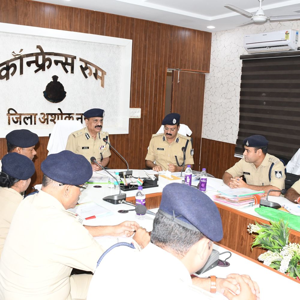 अशोकनगर में आईजी ने ली पुलिस अधिकारियों की बैठक:साल के अंत तक लंबित अपराधों के निराकरण के निर्देश, गश्त और जनसहयोग पर जोर