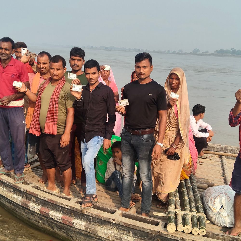 चौथम में बूथों पर नाव से मतदान करने पहुंचे युवक:प्रशासनिक व्यवस्था की कमी के बावजूद भी मतदान करने पहुचें वोटर्स