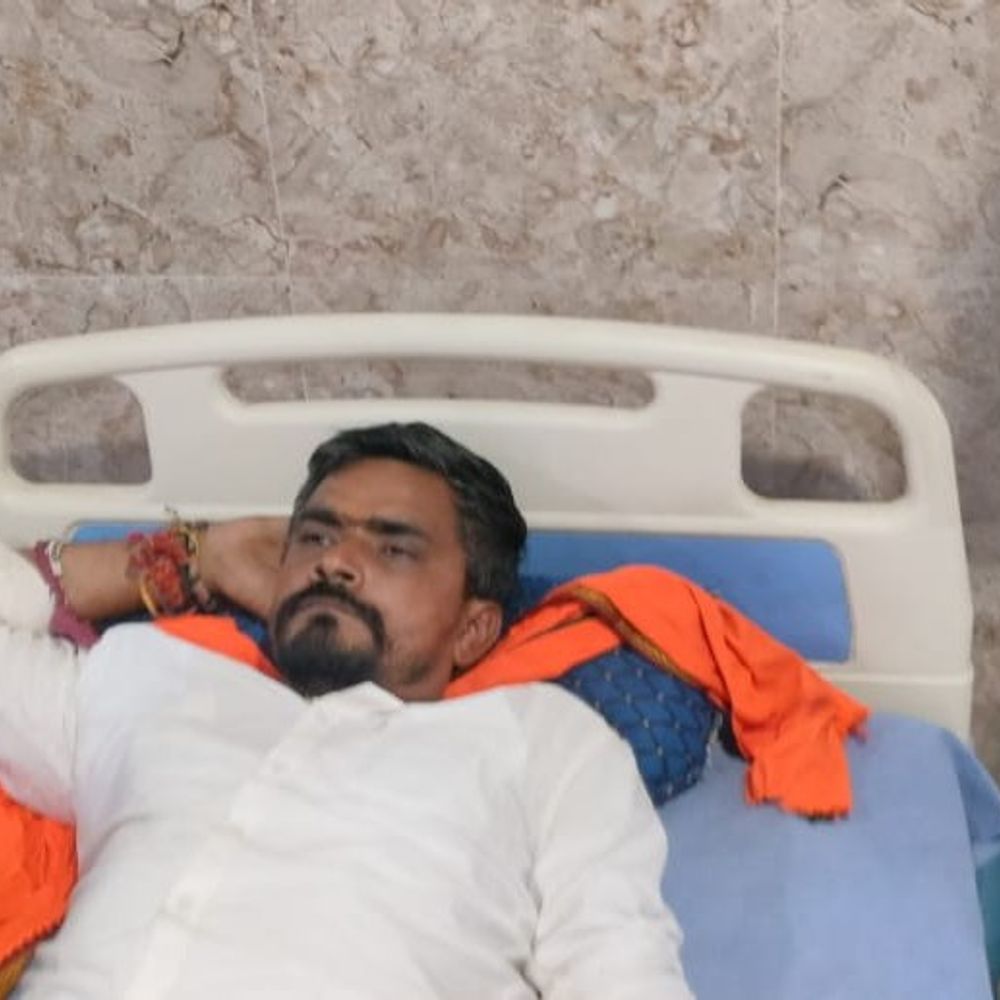 बजरंग दल ढाका के प्रमुख पर हमला:स्कॉर्पियो सवार अपराधियों ने चलाई गोली, बाल-बाल बचे