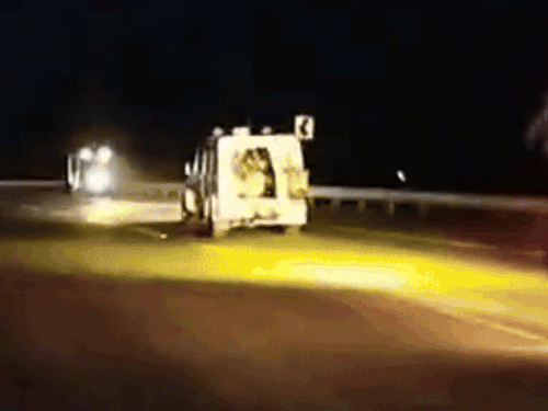 SDM ने अवैध मौरंग लदे ट्रक को 10KM पीछाकर पकड़ा:कानपुर बार्डर पर रोका, ट्रक सीज; चालक पर FIR