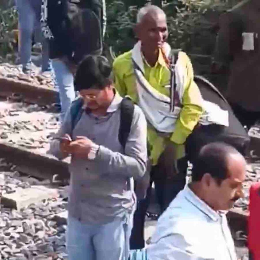 गोरखपुर-लखनऊ इंटरसिटी में अचानक निकलने लगा धुआं, VIDEO:यात्रियों में मची अफरा-तफरी, ब्रेक बैंडिंग के कारण रोकी गई ट्रेन