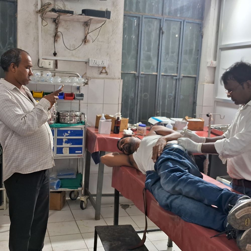 बाइक सवार ने ट्रैक्टर ट्रॉली को मारी टक्कर, घायल:भभुआ के पास हादसा, घायल युवक खुद पहुंचा अस्पताल