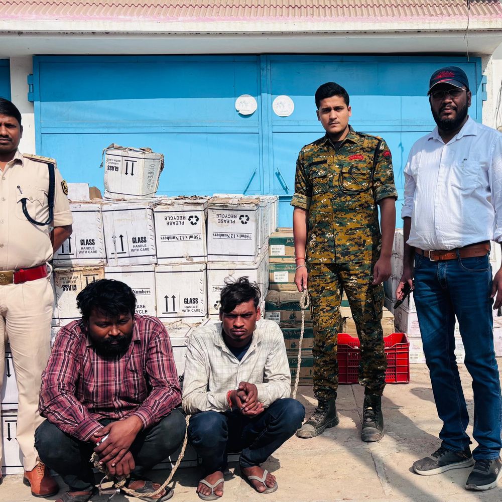 बक्सर में 2909 लीटर अवैध शराब जब्त:भूसे में छिपाकर लाई जा रही थी , 2 तस्कर अरेस्ट; पुलिस जांच में जुटी