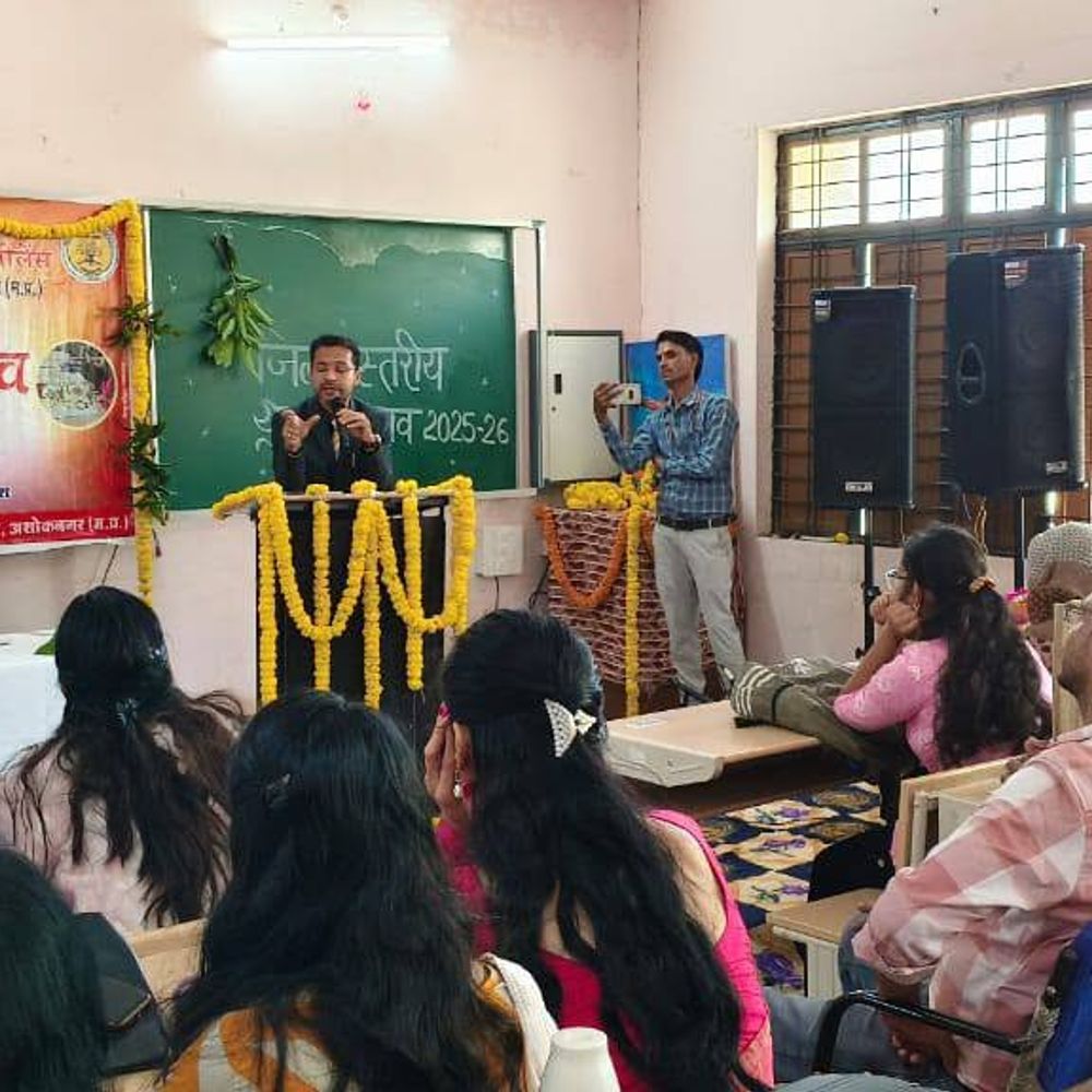 अशोकनगर कलेक्टर ने कॉलेज में छात्रों से किया संवाद:कहा- रील्स नहीं, अनुशासन बनाएं प्रेरणा; जल्द मिलेगी पुस्तकालय और कोचिंग सुविधा