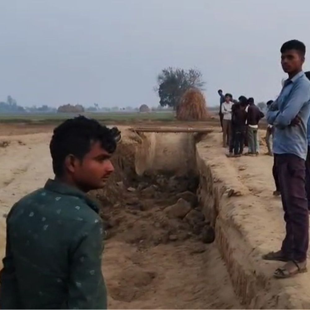 संभल में अवैध खनन के गड्ढे में दबीं 7 महिलाएं:घर की लिपाई के लिए मिट्टी लेने गई थीं, 3 की हालत गंभीर, मुरादाबाद रेफर