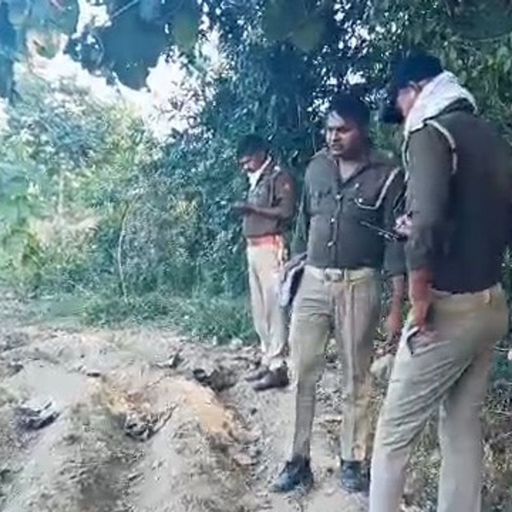 फर्रुखाबाद में झाड़ियों में मिला युवक का शव:आलू की खुदाई कर रहे लोगों को आई बदबू, एक हफ्ते पुरानी बॉडी