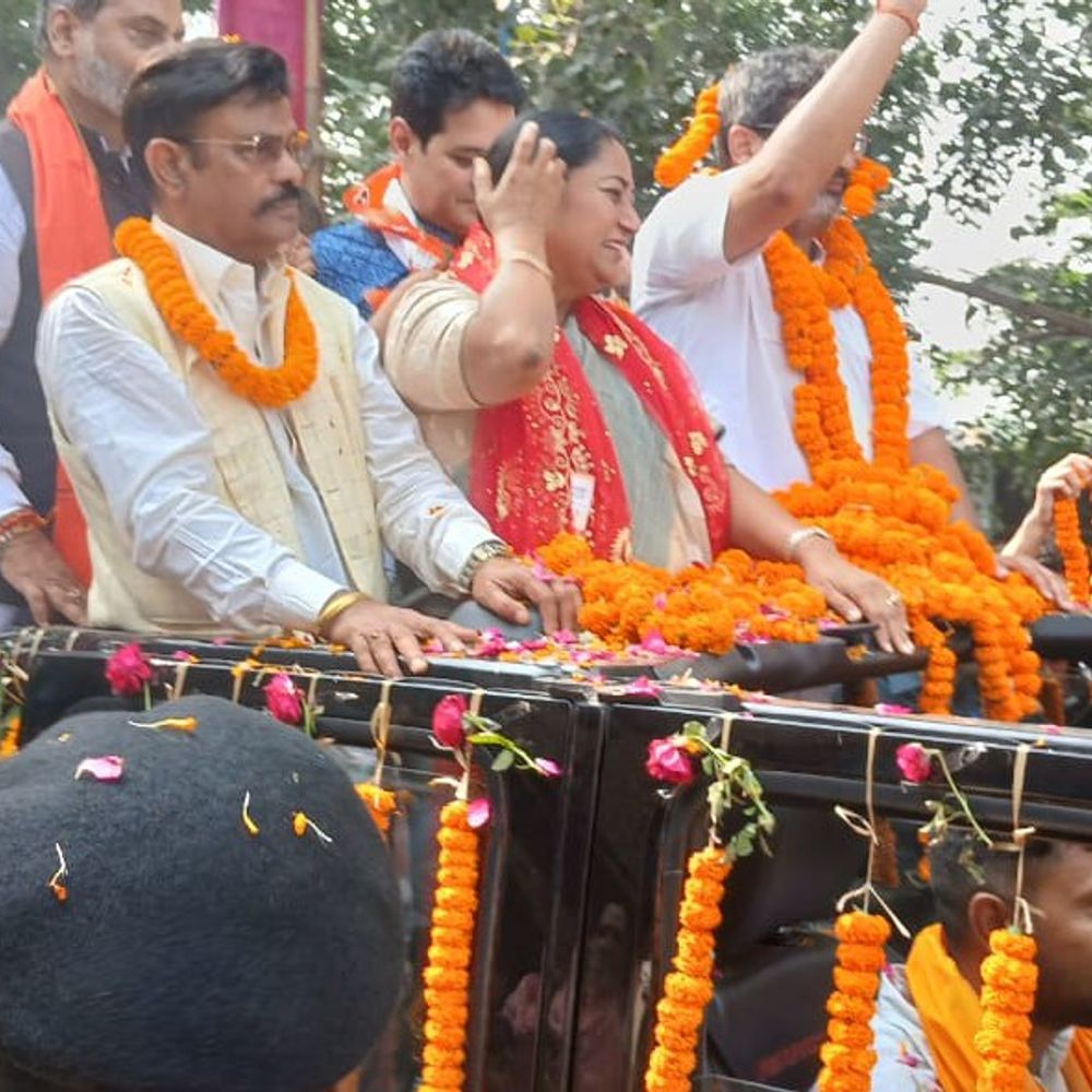 दिल्ली CM रेखा गुप्ता ने अरवल में रोड शो किया:भाजपा प्रत्याशी मनोज कुमार के समर्थन में प्रचार किया