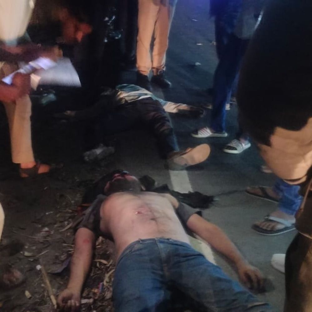 मथुरा में सड़क हादसे में दो युवकों की मौत:अज्ञात वाहन की टक्कर से एक गंभीर घायल