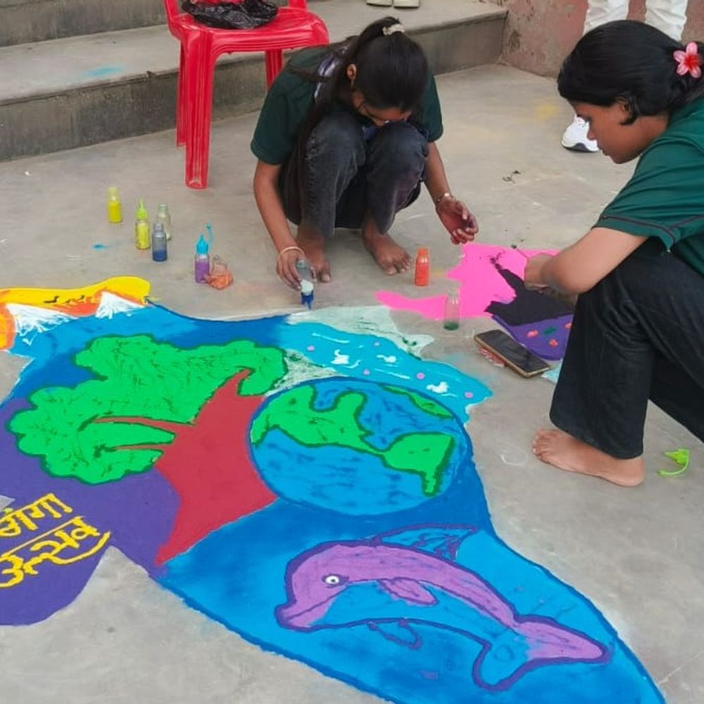 संतकबीरनगर में आमी नदी किनारे गंगा उत्सव का आयोजन:जागरूकता अभियान, रंगोली, चित्रकला, भाषण व निबंध प्रतियोगिता में छात्राओं ने दिखाया हुनर