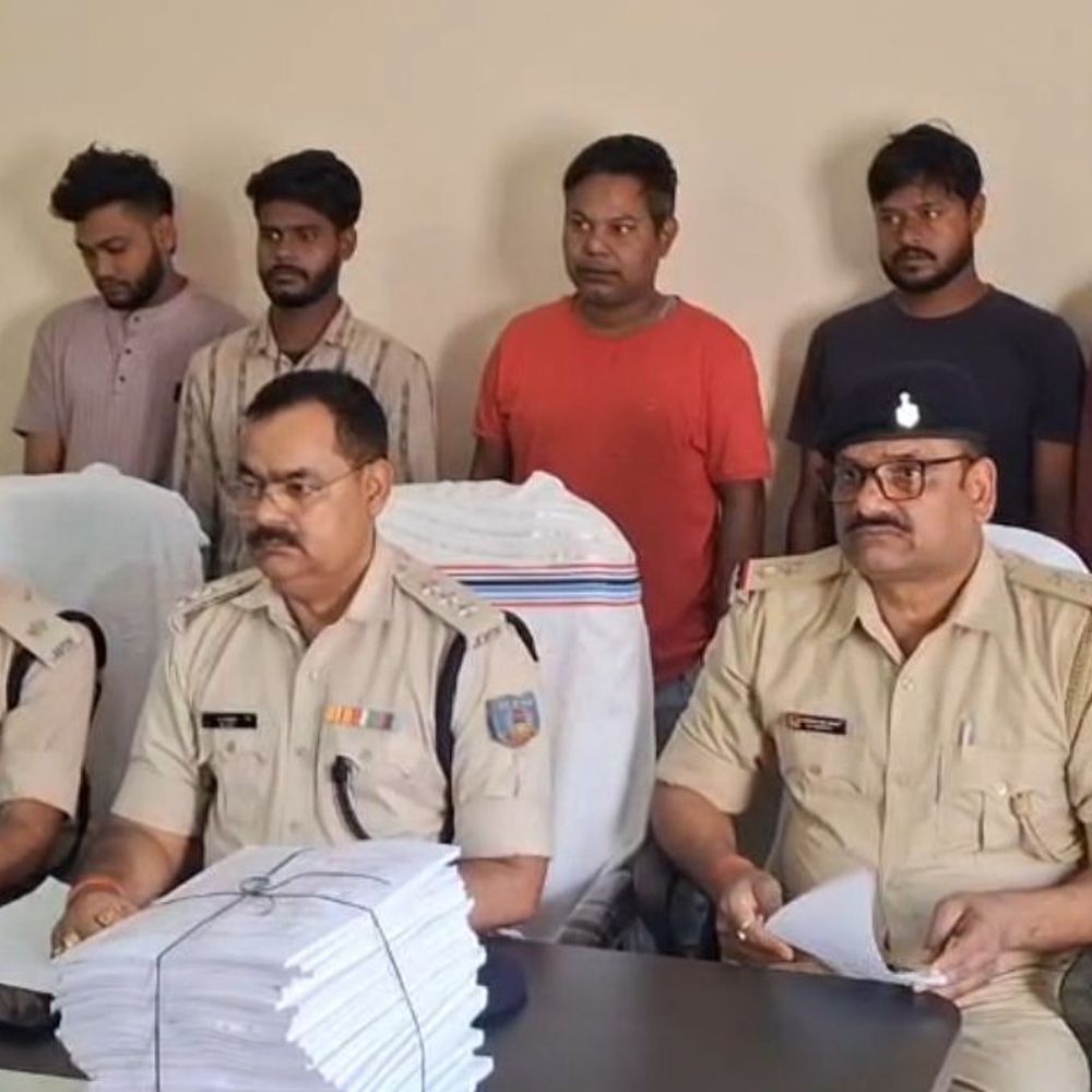 धनबाद में अवैध लॉटरी गिरोह का भंडाफोड़:  गोविंदपुर से पांच गिरफ्तार, लाखों के टिकट और उपकरण जब्त – Dhanbad News