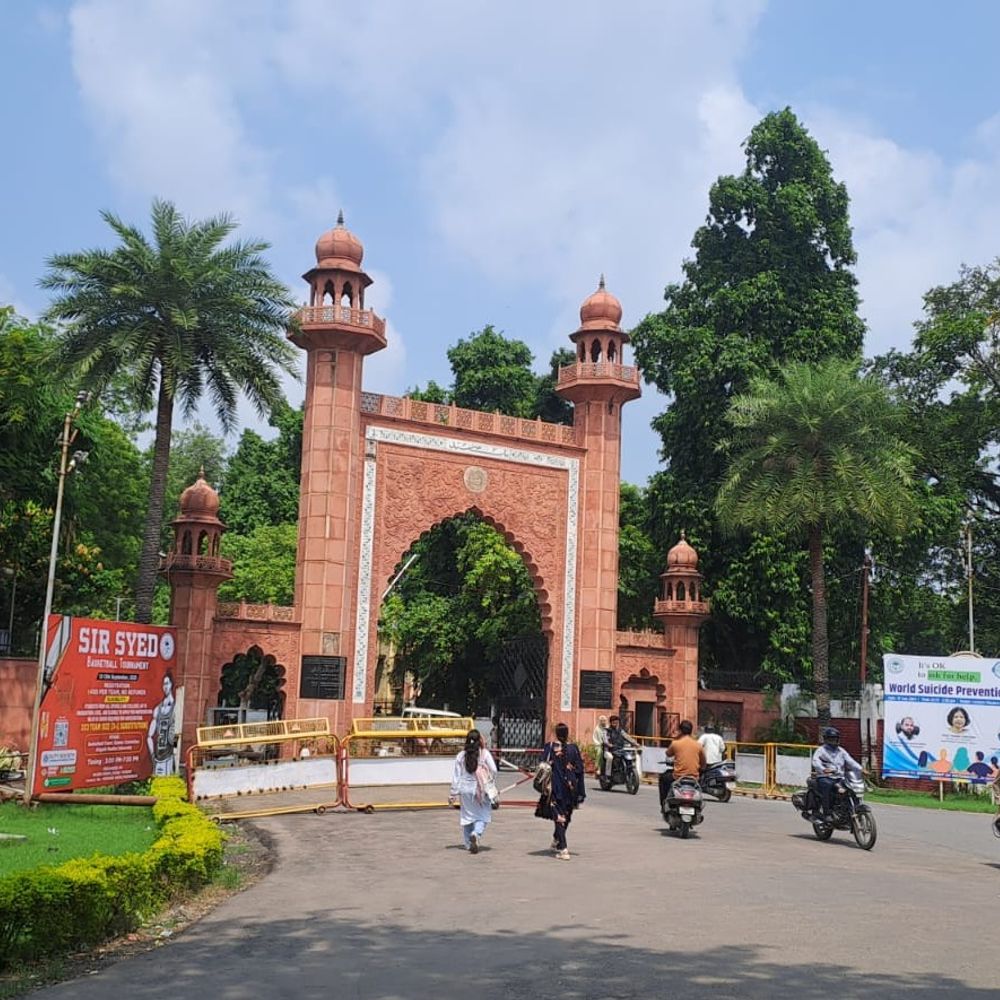 एएमयू में चली गोली, बाल-बाल बचा छात्र:लाइब्रेरी में पढ़ने के लिए गया था छात्र, आरोपी करना चाहते थे अगवा; भागकर बचाई जान