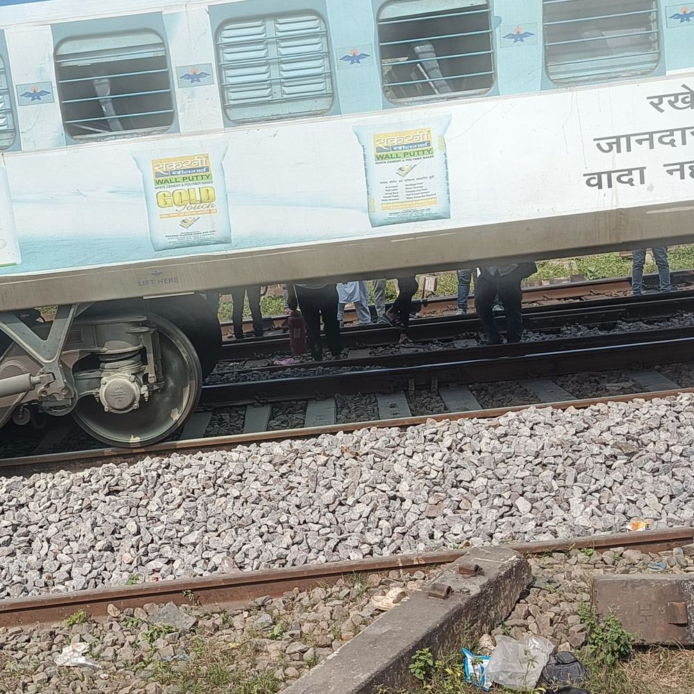 गोंडा से लखनऊ जा रही इंटरसिटी एक्सप्रेस में उठा धुआं:बाराबंकी में बुढ़वल स्टेशन के पास रोकी गई ट्रेन, यात्रियों में हड़कंप