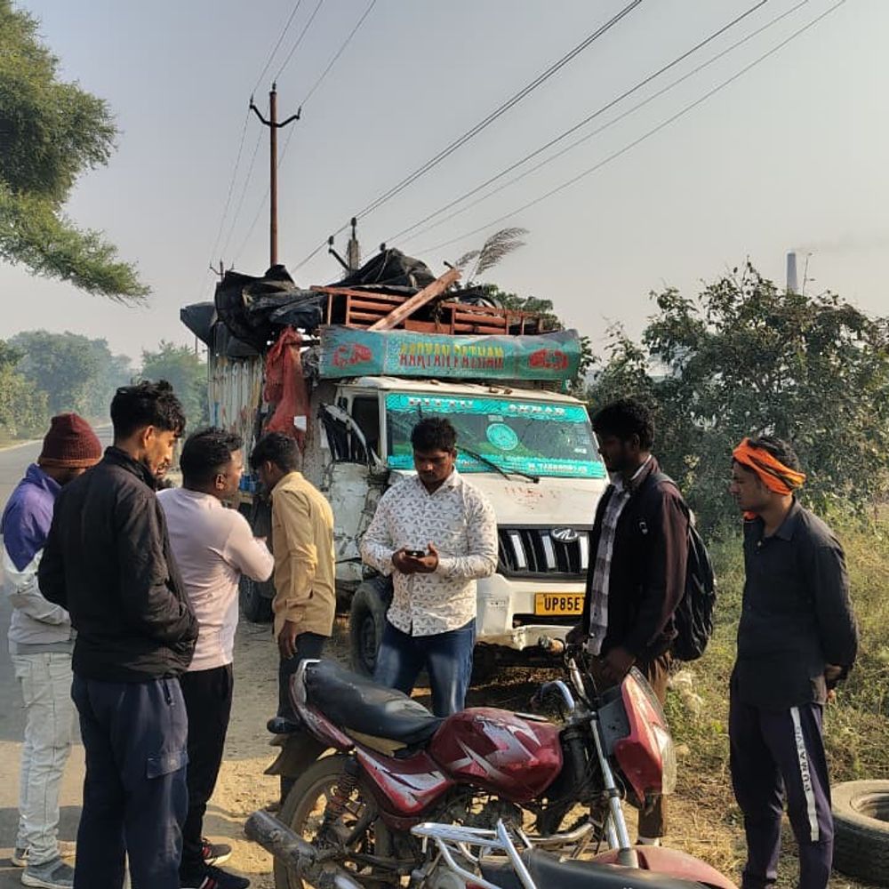 हरिद्वार से लौट रहे श्रद्धालुओं की पिकअप हादसे का शिकार:ट्रैक्टर-ट्राली से टक्कर में 16 घायल, पांच लोग मथुरा रेफर