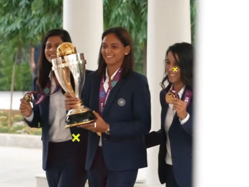 वर्ल्ड चैंपियन लड़कियों से मिले मोदी, VIDEO:हरलीन ने पूछा चेहरे की चमक का राज; PM ने दीप्ति से कहा- हनुमानजी का टैटू क्यों बनवाया