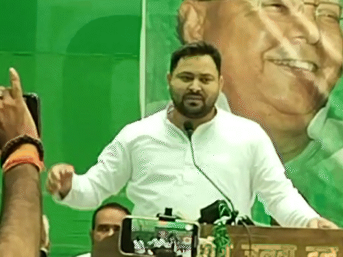 'कमाई, पढ़ाई के लिए बाहर नहीं जाना पड़ेगा':पूर्णिया की जनसभा में तेजस्वी यादव बोले- नरेंद्र मोदी रिमोट से बिहार में सरकार चला रहे हैं