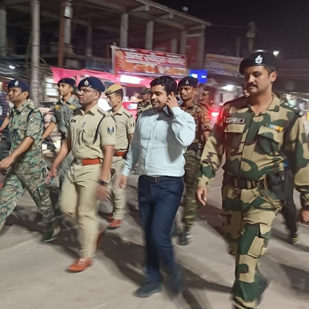 सुपौल में DM-SP ने किया फ्लैग मार्च:विधानसभा चुनाव को लेकर कार्रवाई, लोगों से शांति से मतदान करने की अपील