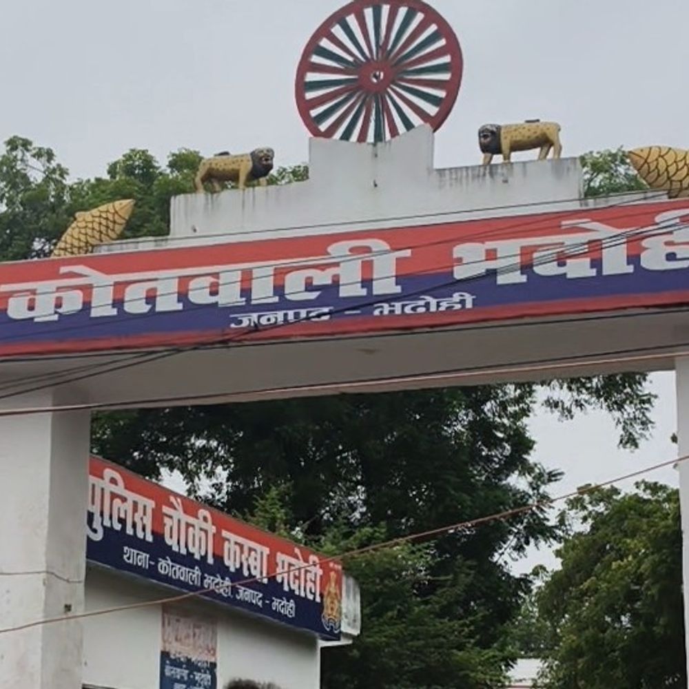 भदोही में रेलवे ट्रैक पर दो टुकड़ों में मिला शव:प्रेम प्रसंग में आत्महत्या की आशंका, पुलिस जांच में जुटी