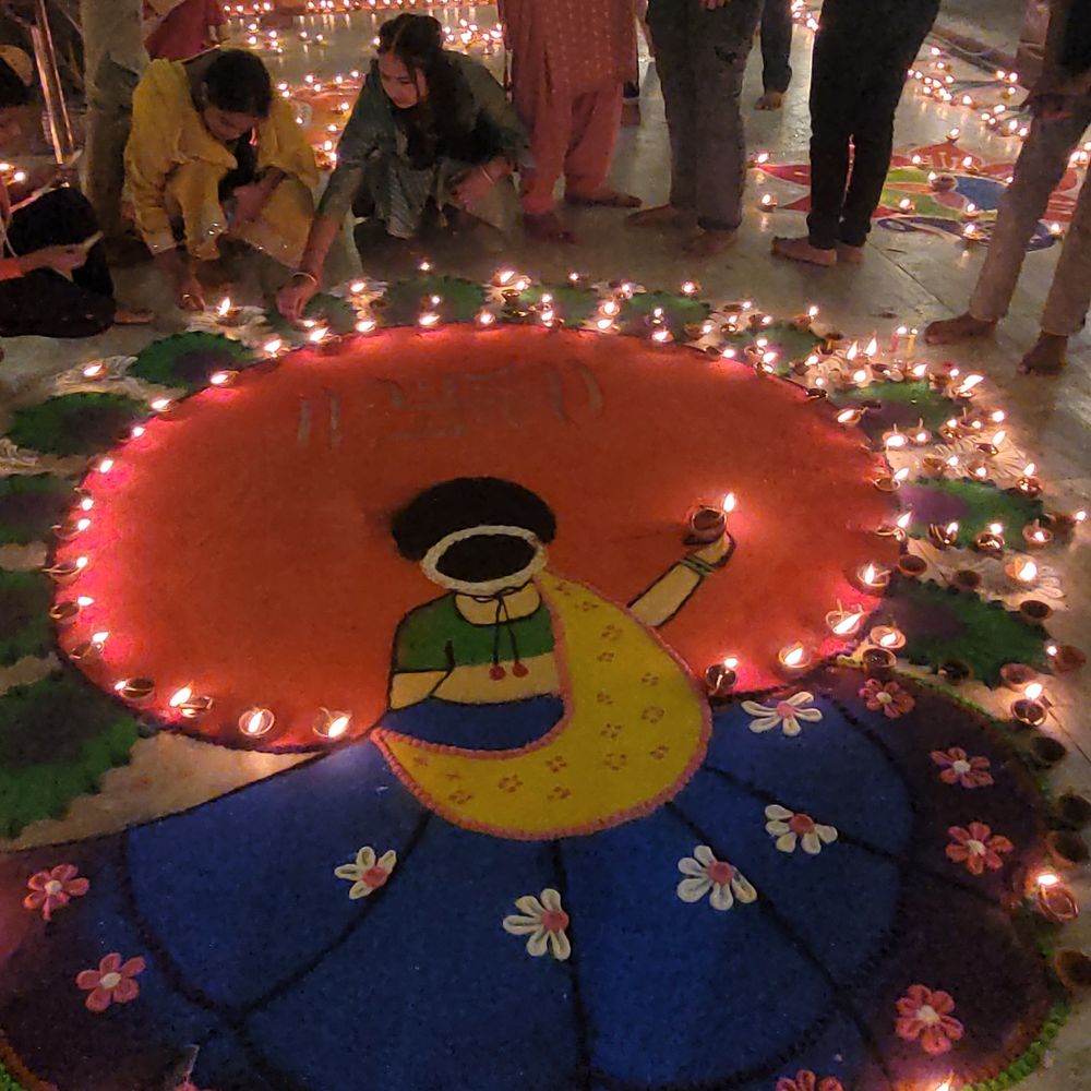 मुहम्मदाबाद में सोमेश्वर महादेव मंदिर दीपों से जगमगाया, VIDEO:देव दीपावली पर 51 हजार दीप जलाए गए, भारत का नक्शा बनाया