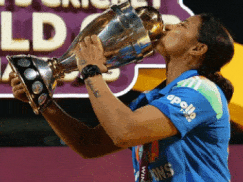 CM धानी ने स्नेहा राणा को ₹50 लाख दिए:वुमेंस वर्ल्ड कप जीतने पर बधाई दी; बोलीं- टूर्नामेंट बहुत बड़ा मोमेंट था