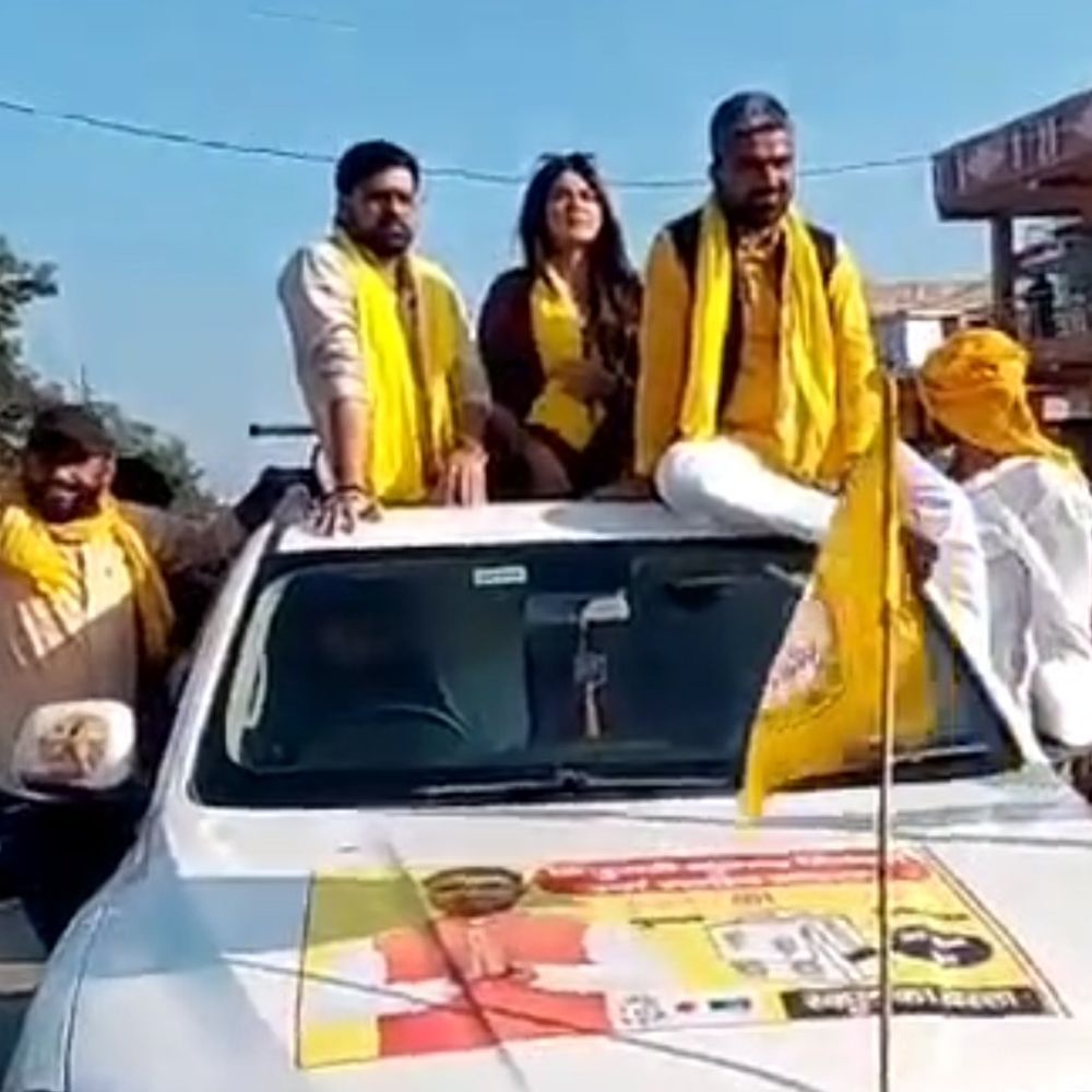 चनपटिया में मनीष कश्यप के लिए भोजपुरी स्टार्स का रोड-शो:लोक गायक राकेश मिश्रा और अपर्णा मलिक ने मांगा समर्थन