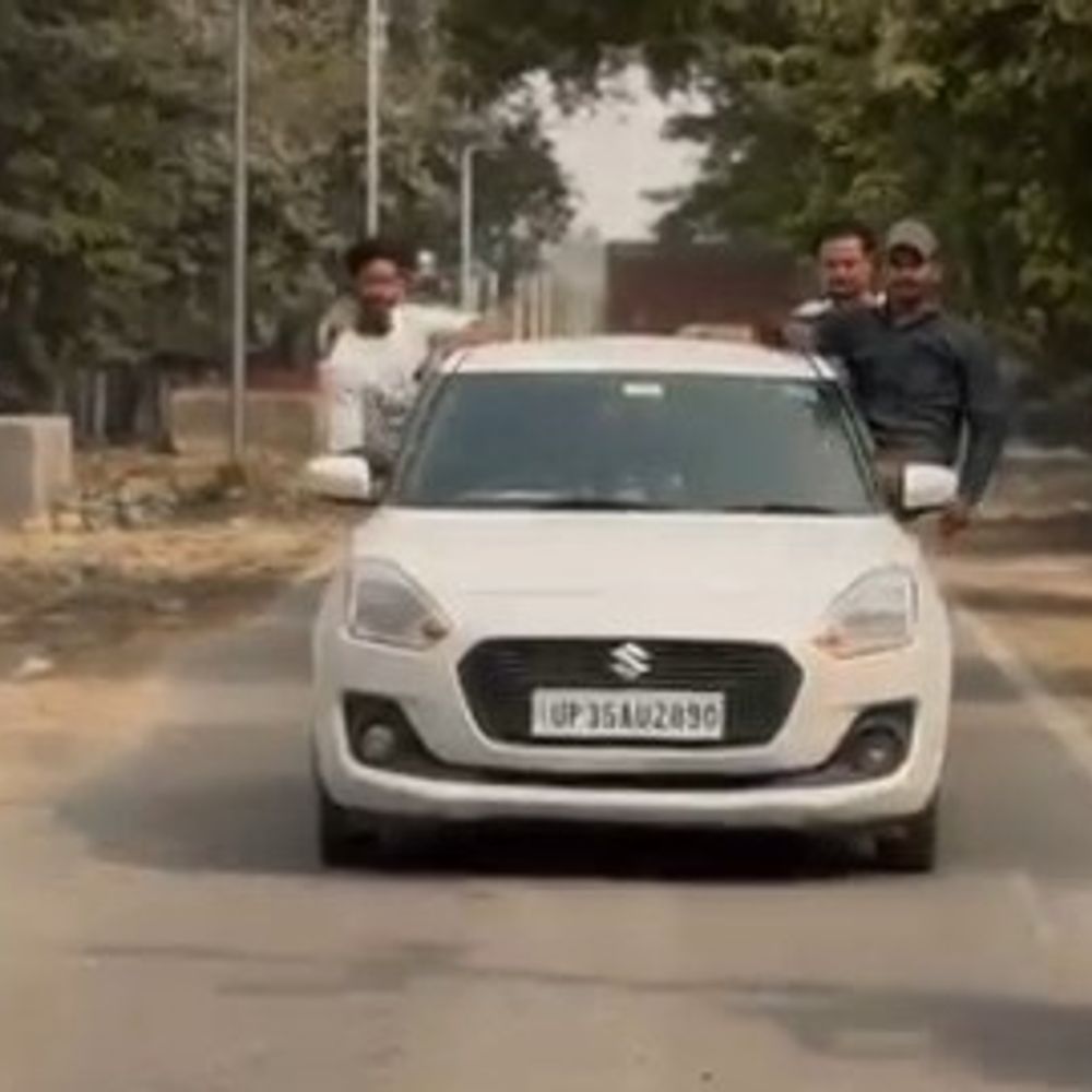 चलती कार पर तीन युवकों का खतरनाक स्टंट:उन्नाव में यातायात नियमों की धज्जियां उड़ाते वीडियो वायरल, लिखा "गैंगस्टर ऑल फ्रेंड्स"